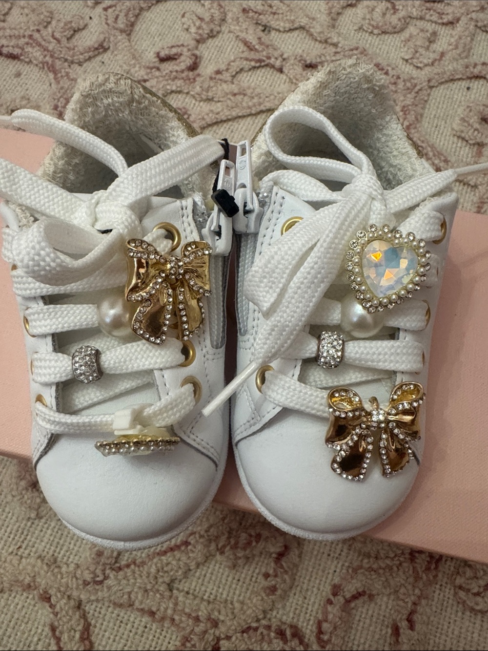 MonnaLisa White Kids Sneakers with Gold Bow & Heart Jewel